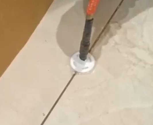 黄冈市瓷砖空鼓维修公司专业解答瓷砖在铺贴过程中，如果没有涂抹均匀到位的粘结材料（如水泥砂浆或瓷砖胶），可能会导致以下问题